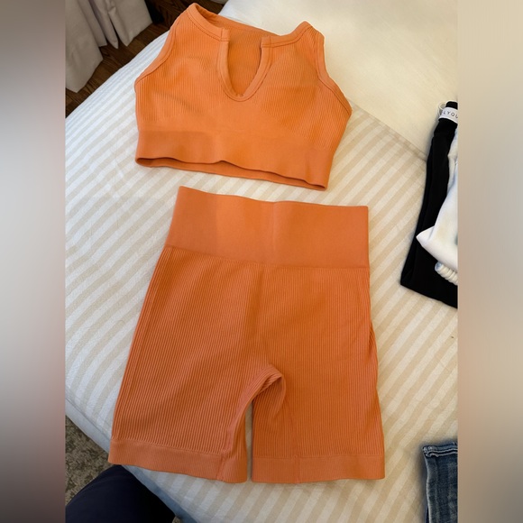 Amazon Workout Set - Picture 2 of 2